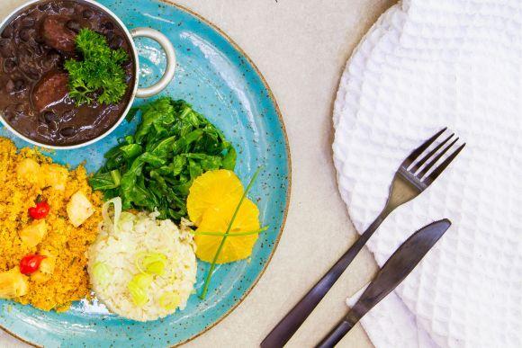 v. Feijoada vegana de tofu defumado, arroz integral, couve e farofinha