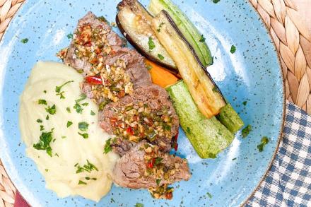 td. Escalopes de filé mignon ao molho chimichurri, purê de batata doce  e mix de legumes sauté
