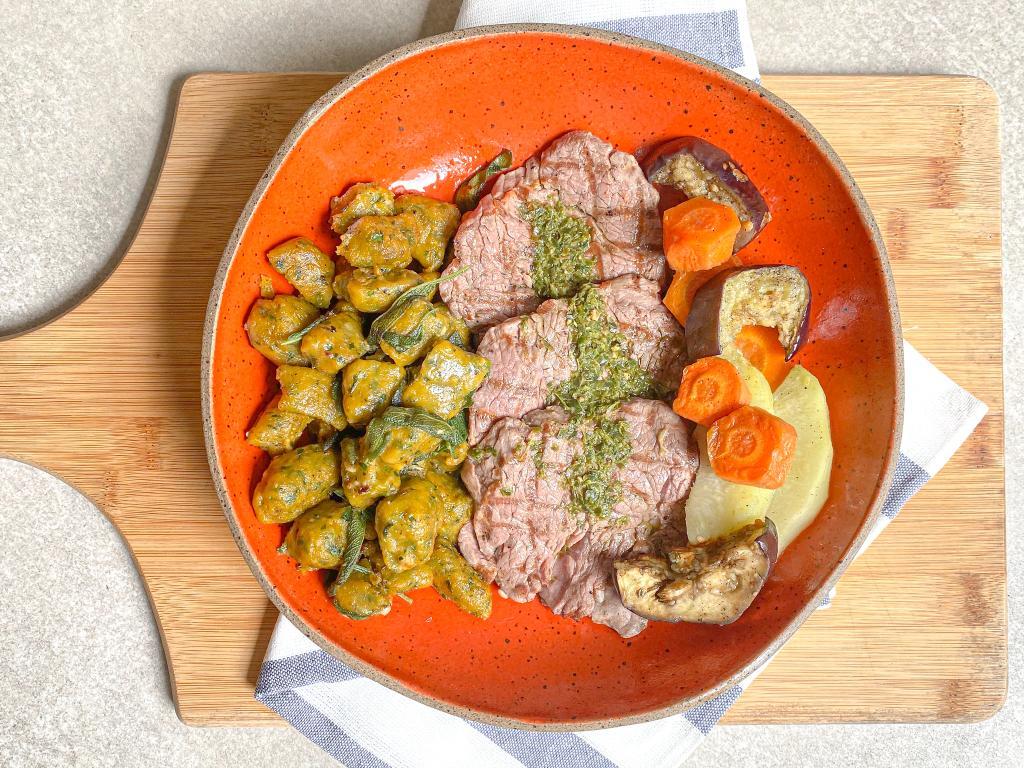 td. Filé mignon grelhado ao molho de ervas, nhoque de abóbora, espinafre e chia na manteiga de sálvia