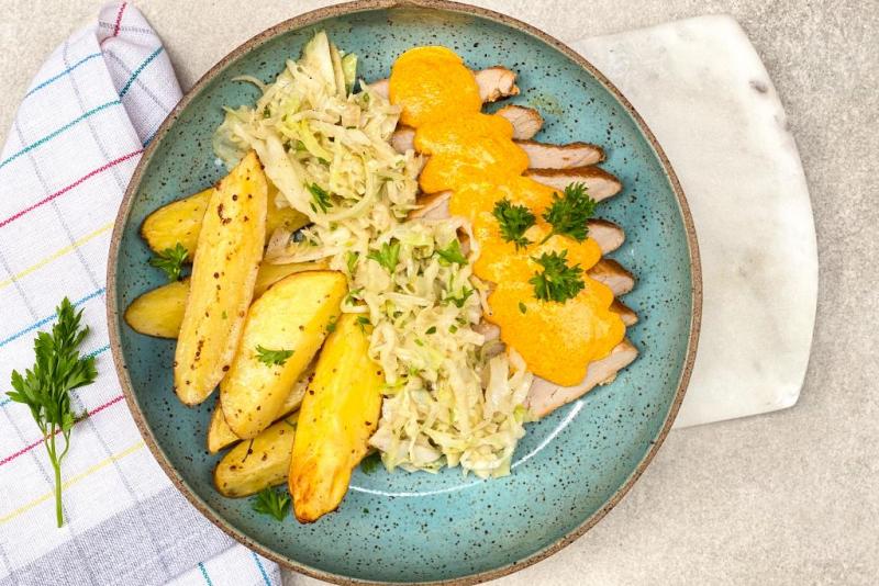 td. Filé mignon suíno ao molho cremoso de páprica, batata ao forno e mix de vegetais