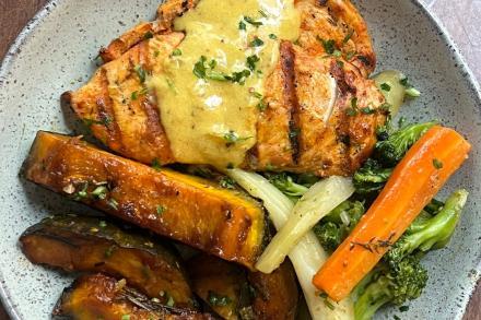 lc. Peito de frango grelhado ao molho dijon, abóbora grelhado e mix de legumes