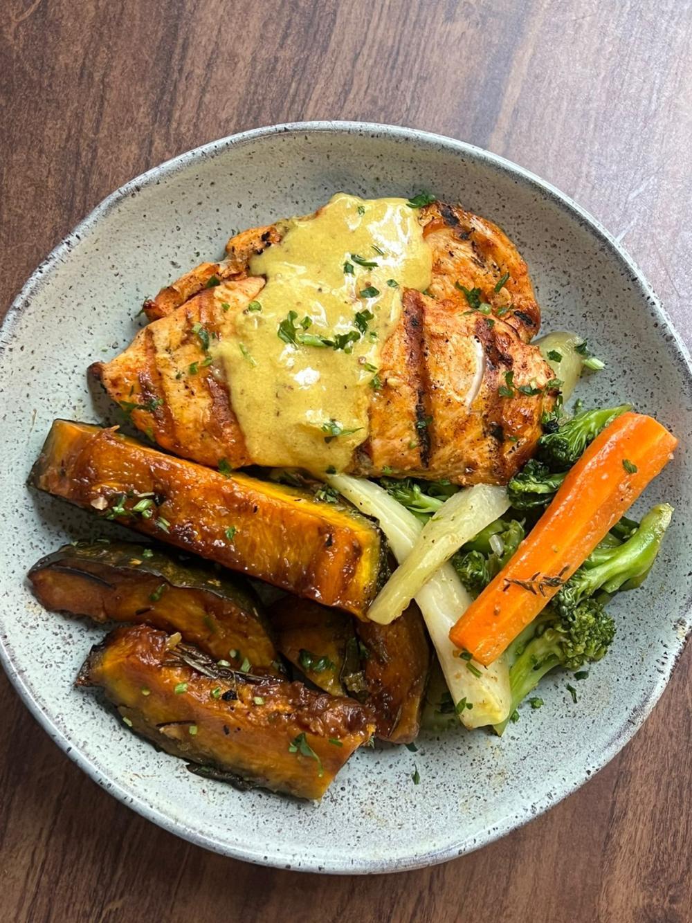 lc. Peito de frango grelhado ao molho dijon, abóbora grelhado e mix de legumes