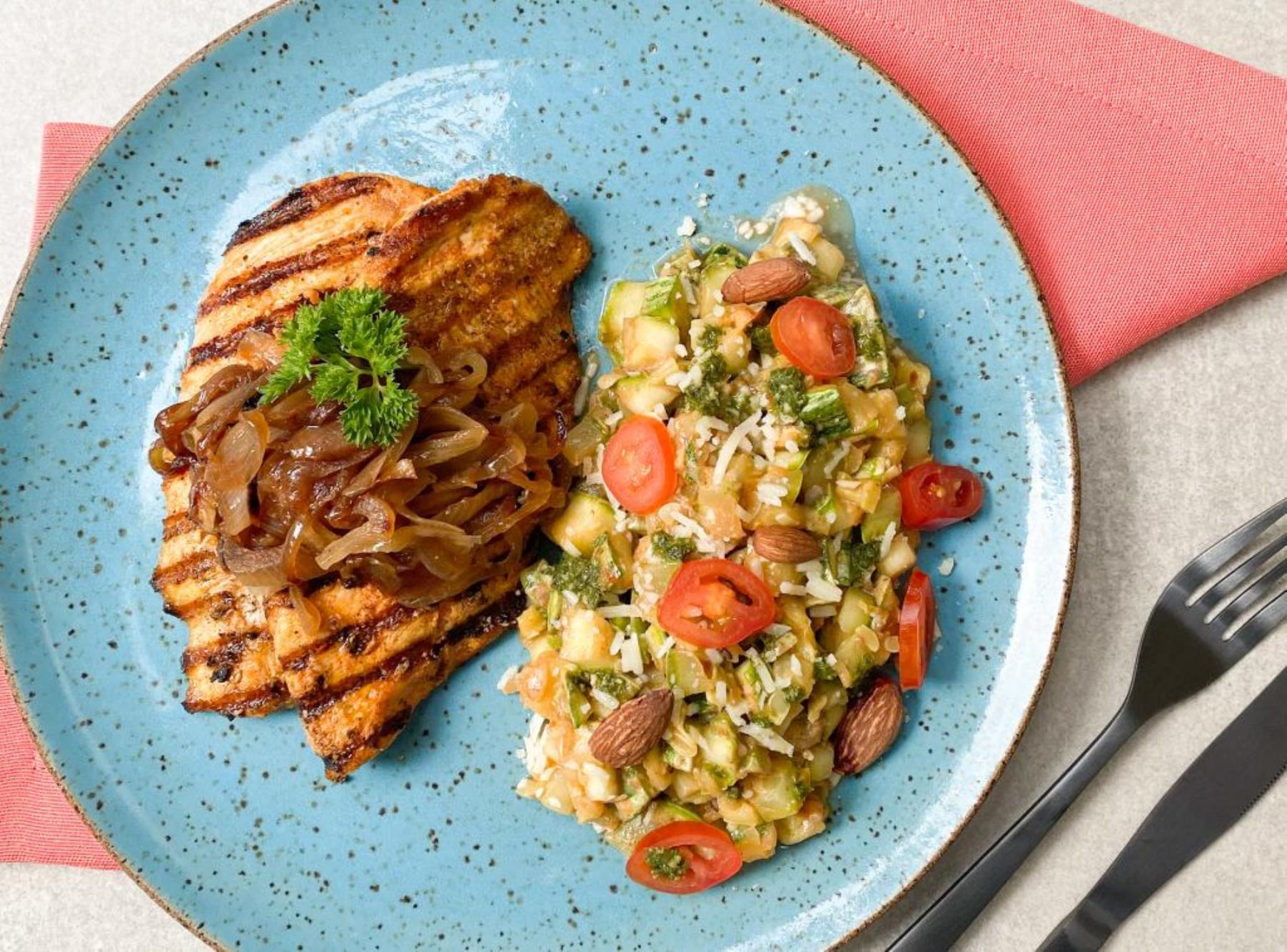 lc. Peito de frango crocante com cebola caramelizada, risotinho de abobrinha caprese com amêndoas e parmesão