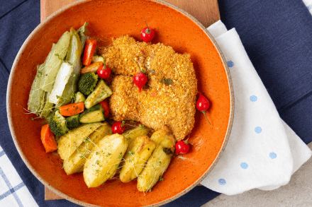 td. Sobrecoxa de frango grelhado ao molho pimenta biquinho, purê de batata e legumes ao forno.