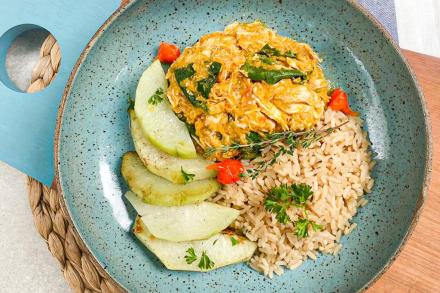 KIT td. Fricassé de frango com espinafre e creme de moranga, arroz pillaf e chuchu ao forno