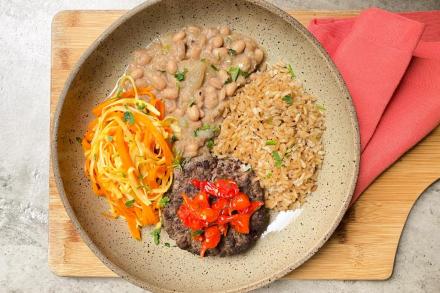 td. Hambúrguer da casa ao molho de pimenta biquinho, arroz integral, feijão e espaguete de legumes