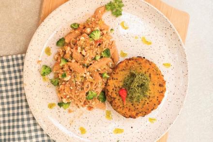 v. Hambúrguer de abóbora com quinoa ao molho de limão, massa integral com molho de tomates , ricota e brócolis.