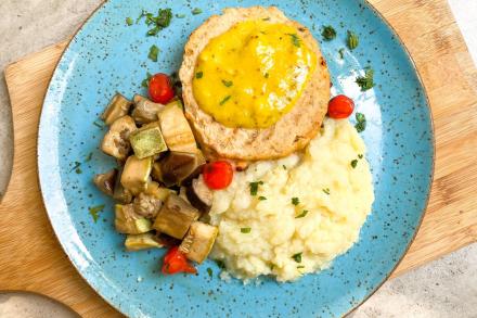 KIT TD. Hambúrguer de frango grelhado ao molho de mostarda dijon, purê de batatas e mix de legumes