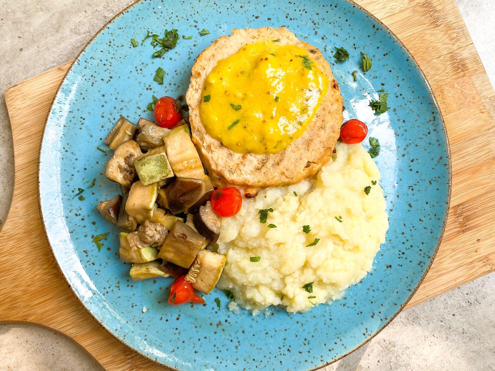 KIT TD. Hambúrguer de frango grelhado ao molho de mostarda dijon, purê de batatas e mix de legumes