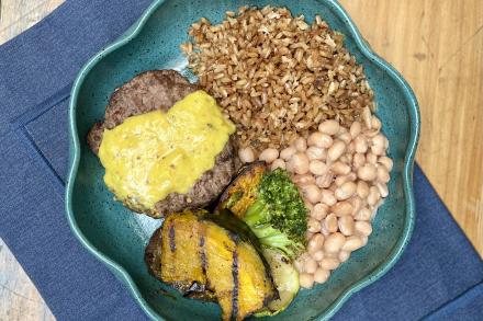 td. Hambúrguer de fraldinha ao molho de mostarda dijon, arroz integral, feijão e mix de legumes.