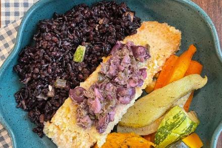 td. Salmão grelhado com crosta de ervas, arroz negro com alho poro e mix de legumes