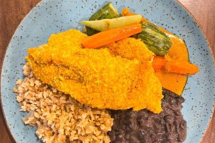 td. Frango à milanesa com arroz integral, feijão preto e mix de legumes.