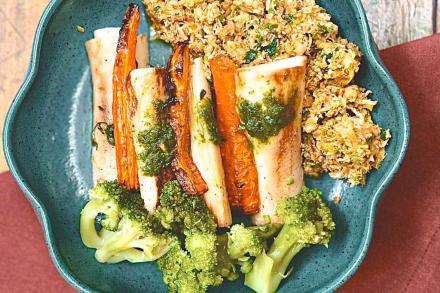 Td. Fricassé de salmão com alho poró, palmito pupunha grelhado com tomilho e brócolis no vapor