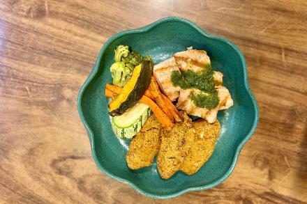 Lc. Filé de  salmão grelhado ao molho verde, croquete de abóbora com shimeji e legumes ao forno