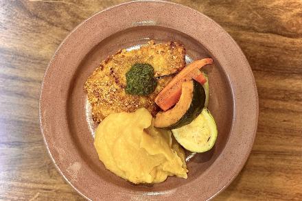 Td. Filé de saint peter crocante ao molho de ervas, purê de mandioquinha com batata doce e legumes ao forno