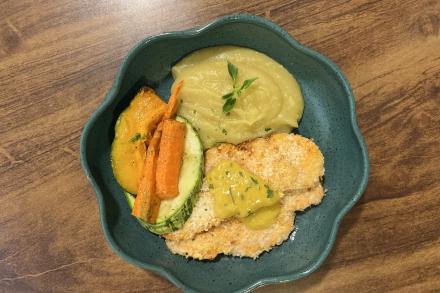 td. Peito de frango empando com molho dijon e mel, purê de mandioquinha com batata doce e legumes ao forno