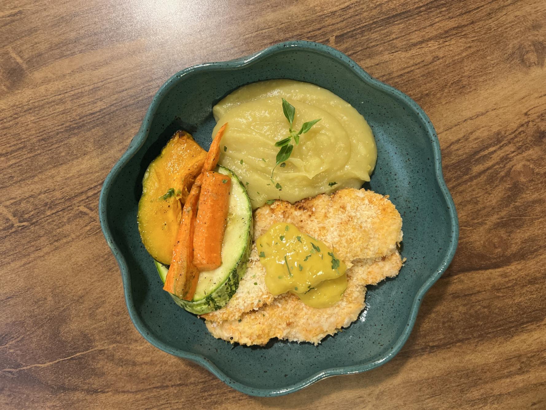 td. Peito de frango empando com molho dijon e mel, purê de mandioquinha com batata doce e legumes ao forno