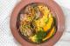 td. Baby beef acebolado com farofa de banana e mix de legumes