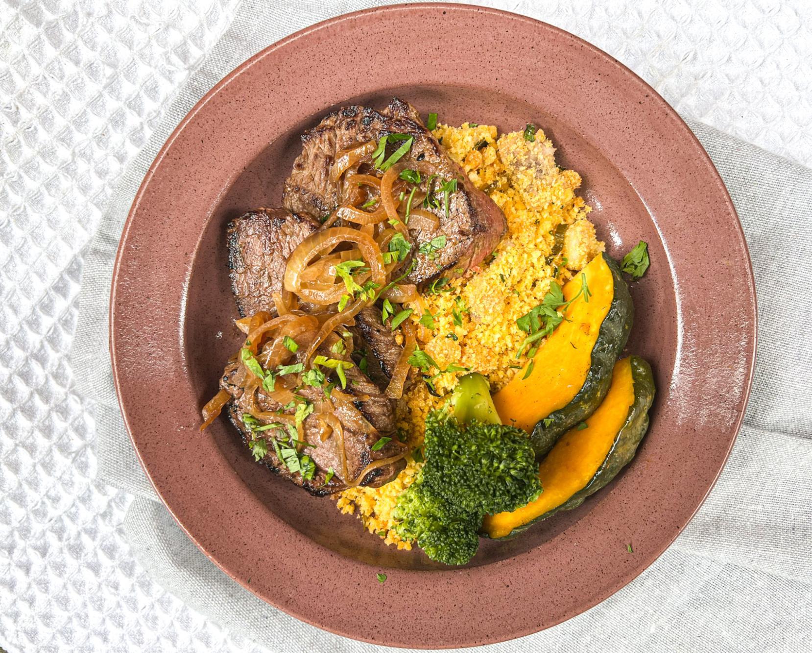 td. Baby beef acebolado com farofa de banana e mix de legumes