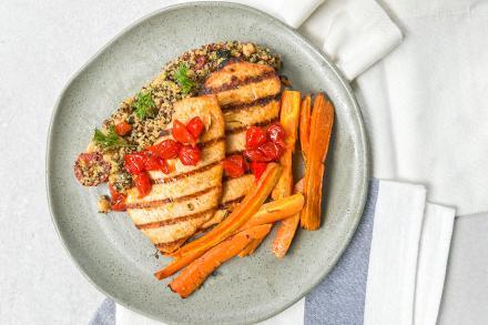 Filé de peito de frango grelhado com quinoa cozida com grão de bico, manjericão e tomate e cenoura tostada com ervas