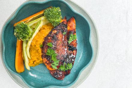 td. Peito de frango laqueado com mel e limão, purê de abóbora japonesa e legumes ao forno