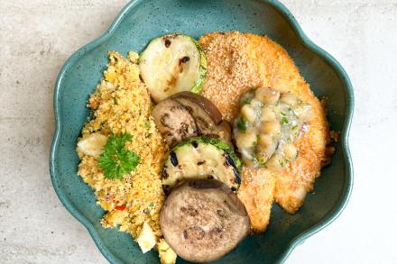 Filé de frango à milanesa de forno com castanhas ao vinagrete de banana, farofa com ovos e legumes ao forno