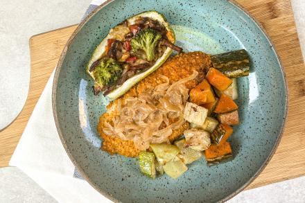 LC. Filé de saint peter com crosta de castanhas e cebola caramelizada, abobrinha recheada com shimeji e legumes ao forno;