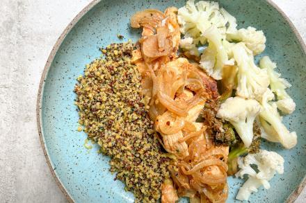 Tirinhas de frango acebolado, quinoa com açafrão e couve flor assada.