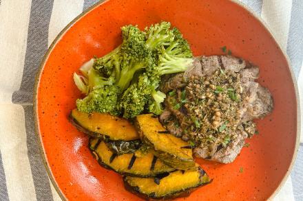 lc. Rosbife de carne com chimichurri, abóbora ao forno com tomilho e brócolis ao alho