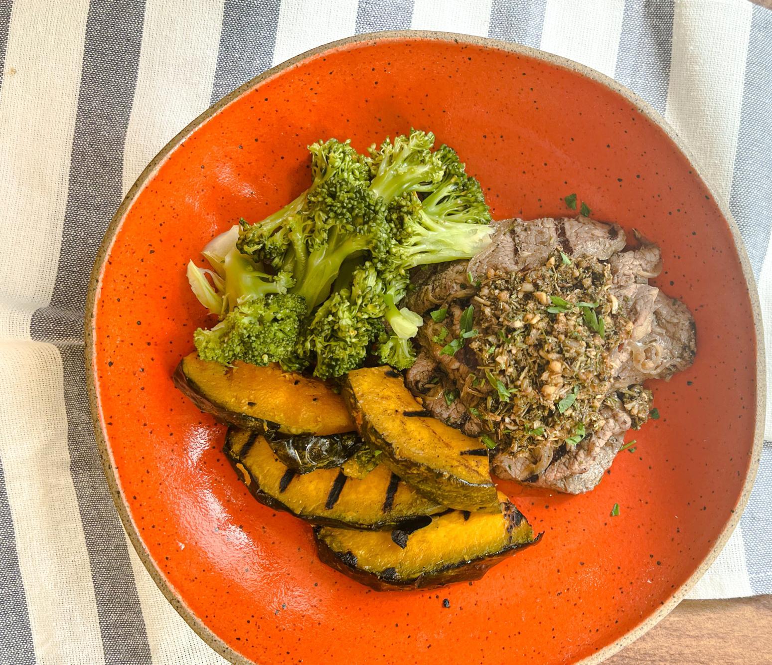 lc. Rosbife de carne com chimichurri, abóbora ao forno com tomilho e brócolis ao alho
