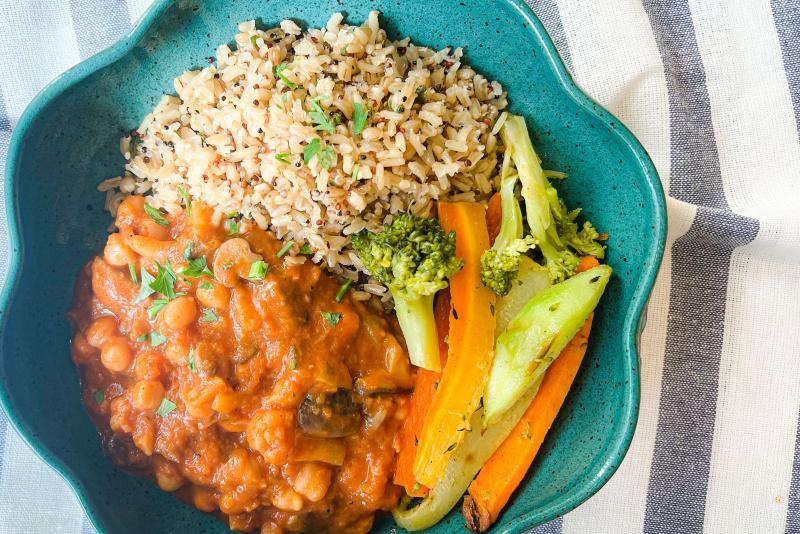 v. Tikka massala veggie - grão de bico, cogumelos e legumes ao molho cremoso de tomate, arroz  integral com lentillha e legumes ao forno