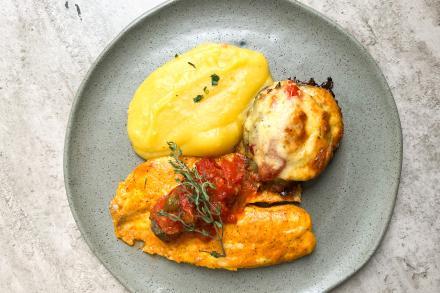 td. Filé de Saint Peter ao forno à moda mediterrânea, purê de mandioquinha e berinjela gratinada com mussarela de búfala