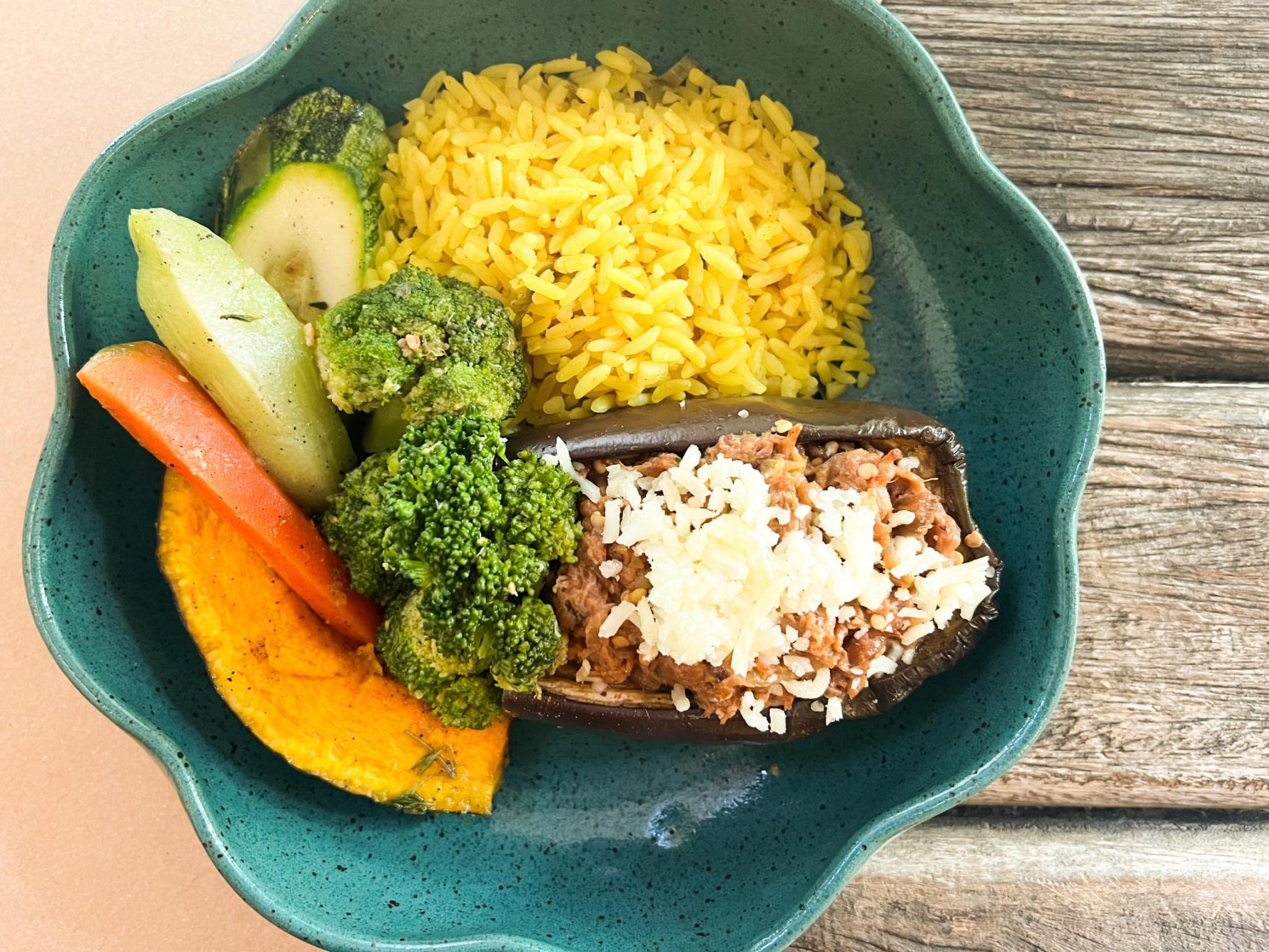 td. Berinjela recheada com ragú de carne bovina e cebola caramelizada, arroz com açafrão e perfume de manjericão e legumes sauté