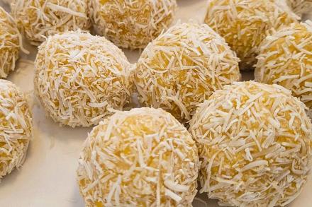 Beijinho de damasco com coco