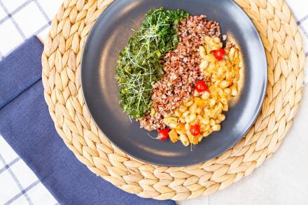 v. Cassoulet de legumes, arroz vermelho com ervas e couve ao azeite de alho