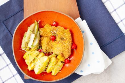 td. Sobrecoxa de frango crocante ao molho de pimenta biquinho, batatinhas rústicas e chuchu ao forno