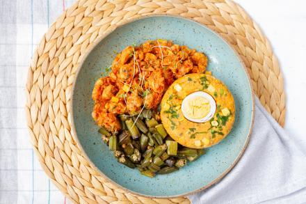 td. Cubos de sobrecoxa à moda caipira, cuscuz paulista e quiabo tostado