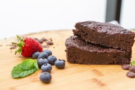 Brownie low carb e sem açúcar com amêndoas e chocolate belga