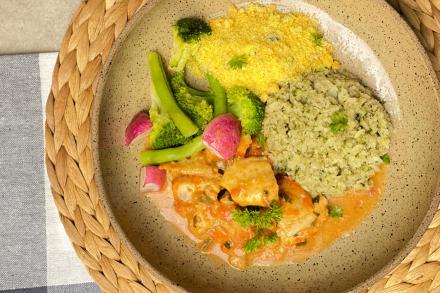 lc. Moqueca de saint peter com toque de leite de coco, farofa low carb, arroz de couve flor e mix de legumes