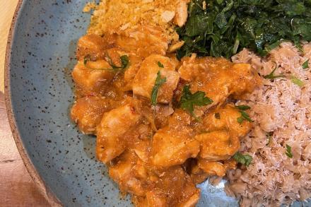 KIT td. Bobó de frango, arroz integral com coco, farofinha de urucum e couve