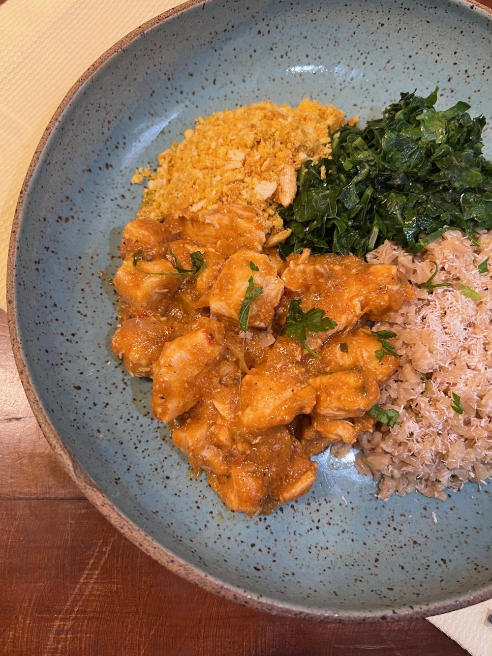 KIT td. Bobó de frango, arroz integral com coco, farofinha de urucum e couve