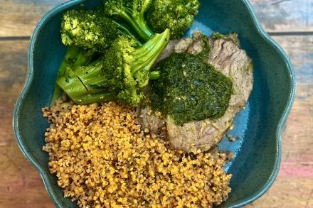 td. Maminha assada lentamente  ao molho de ervas, couscous de painço com quinoa e brócolis no vapor
