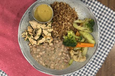 td. Iscas de filé de frango ao molho de mostarda, arroz integral, feijão e mix de legumes.