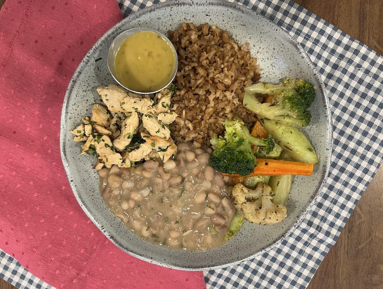 td. Iscas de filé de frango ao molho de mostarda, arroz integral, feijão e mix de legumes.