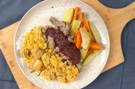 td. Tirinhas de carne ao molho barbecue de beterraba, farofa de banana e legumes