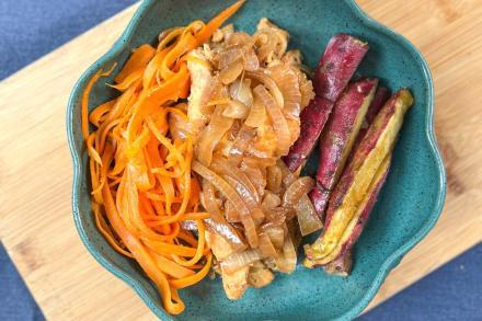 td. Iscas de filé de frango acebolado, batata doce com alecrim e espaguete de legumes sauté
