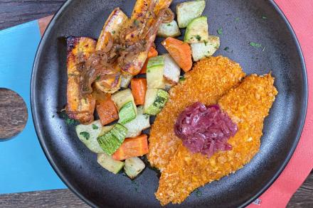 lc. Filézinhos de frango crocante ao molho vinagrete, banana da terra grelhada e mix de legumes