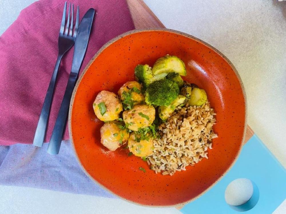 KIT td. Mini almôndegas de frango ao molho de laranja, arroz de grãos e mix de legumes ao forno