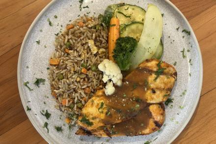 File de peito de frango na brasa com molho de misso, arroz yakimeshi e legumes assados