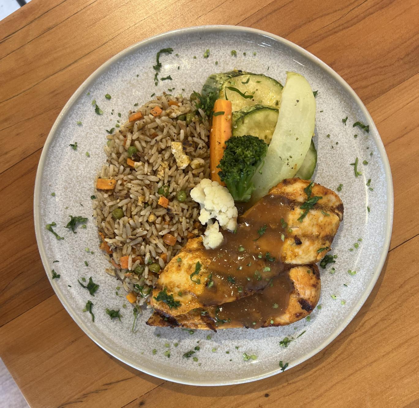 File de peito de frango na brasa com molho de misso, arroz yakimeshi e legumes assados File de peito de frango na brasa com molho de misso, arroz yakimeshi e legumes assados